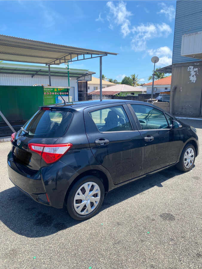Toyota Yaris noire 1L 72CH (mai 2020) (Photo 1)